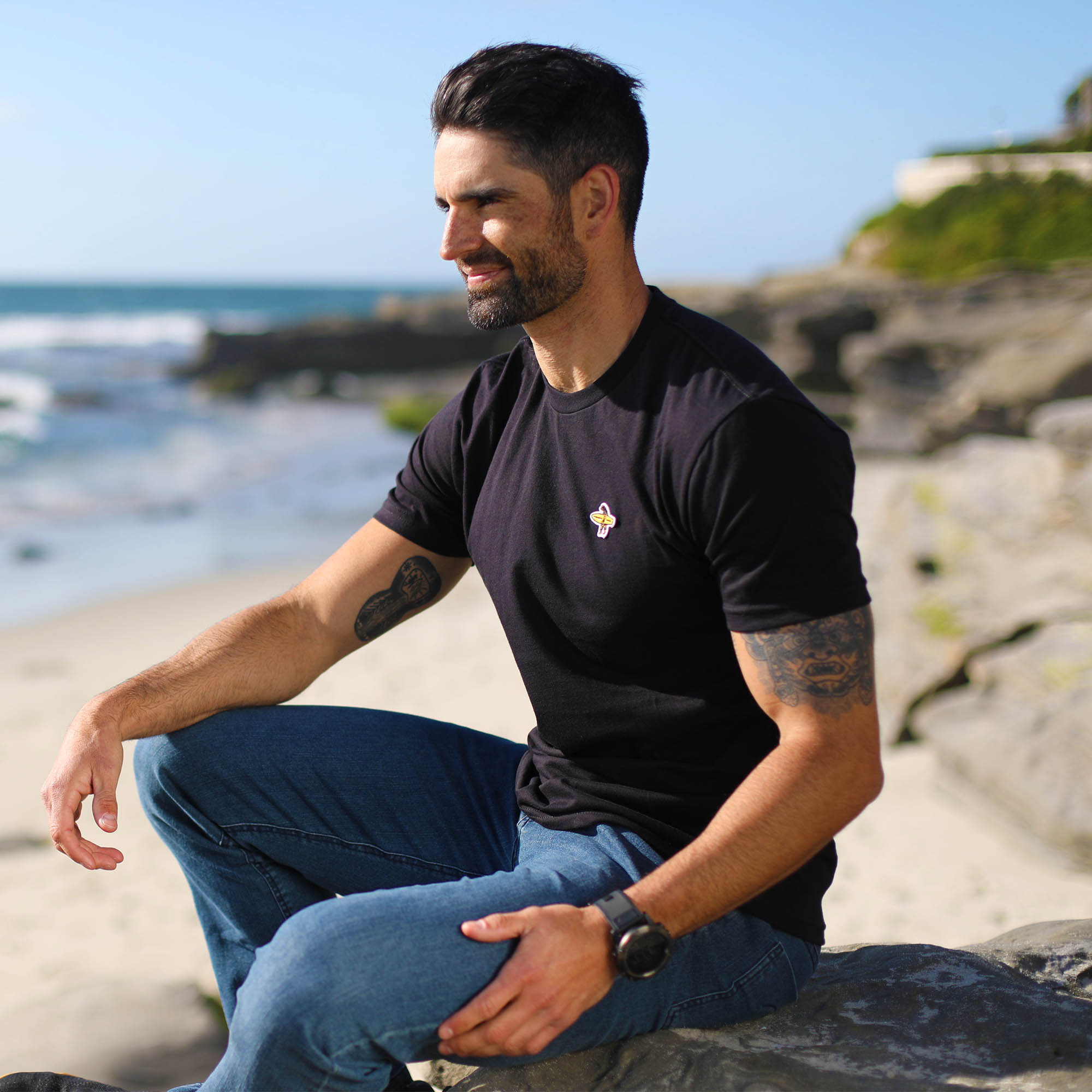 Everyday California Barbara Tee in Black on a man at the beach